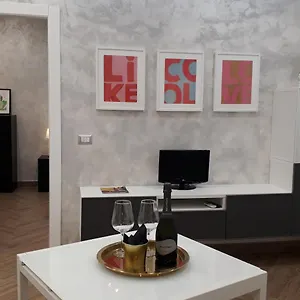 Etnea Street , Aeroporto di Catania Fontana Rossa Italia